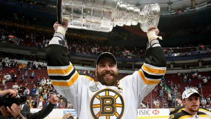 Chara BOS 2009 lifting stanley cup